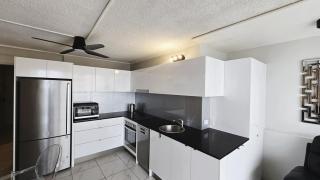 Beachside Ocean View 1-Bedroom Apartment Central Surfers - 7