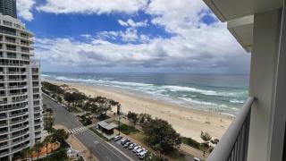 Beachside Ocean View 1-Bedroom Apartment Central Surfers - 3