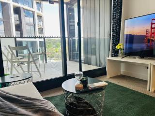 Comfy Woden 1BR Apt Study Pool View Parking - 7