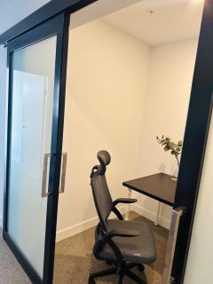 Comfy Woden 1BR Apt Study Pool View Parking - 5