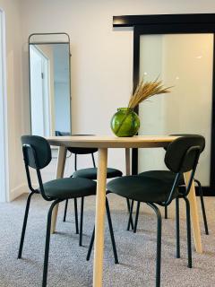 Comfy Woden 1BR Apt Study Pool View Parking - 4