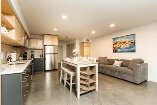 Fabulous and Spacious 2 level LOFT with Pool GyM Parking - 4