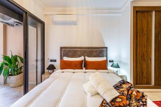 Modern Oasis in Heart of Guéliz Pool & Balcony - 8