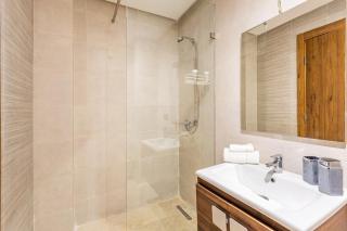 Modern Oasis in Heart of Guéliz Pool & Balcony - 3