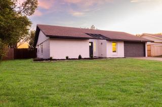 Tranquil Chic 3BR Getaway | Sauna•Gym•HotTub•Game - 5
