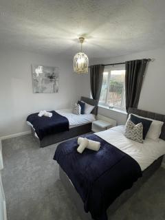 Angel House 4BR, 2 bathroom, ample parking, free wifi, great for contractors, multigenerational fam trips, business travellers, close to Gatwick Airport,Crawley - 5