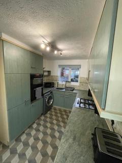Angel House 4BR, 2 bathroom, ample parking, free wifi, great for contractors, multigenerational fam trips, business travellers, close to Gatwick Airport,Crawley - 1