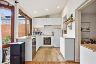 Draper Garden Cottage with Parking - 7