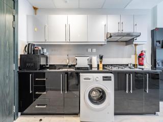 Charming Studio Escape With Unobstructed City View - Dubai - 8