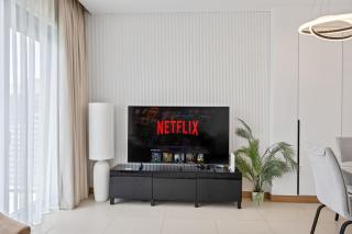 Hidden Gem, Waterfront Escape With Harbor View - Dubai - 8