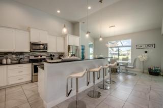 CoralVilla Endless Summer - with pool, spa, SUP, canoes, games, boat dock - 7