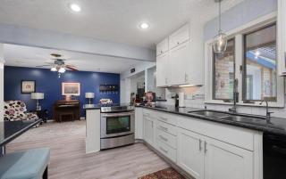 Relax & Entertain in Our Private & Central Oasis - 5