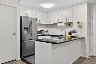 Spacious 3BR Melbourne CBD Pool Tennis and Parking - 2