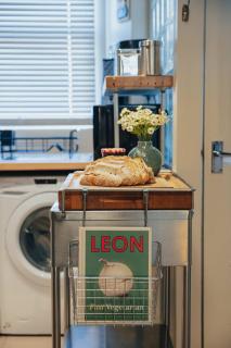 Snug 1 Bed Apartment in Edinburgh's Juniper Green - 5