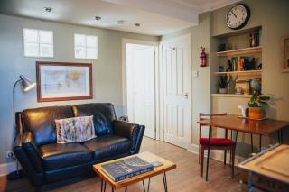 Snug 1 Bed Apartment in Edinburgh's Juniper Green - 2