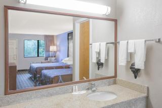 Super 8 by Wyndham Brinkley - Brinkley - 8