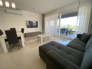 Beachfront 9ten11 Maisonette w Terrace by Homely - Is-Sellum - 4