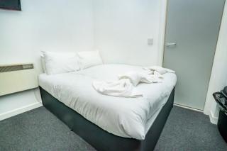 Budget Bright En-Suite Room in Central Coventry - 3