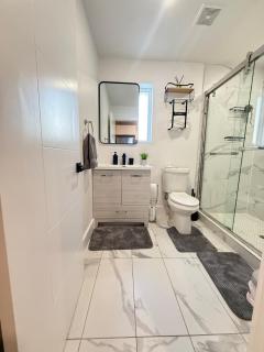 Luxury Modern King Bed 70 TV Downtown Dallas - 4