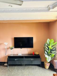 Central Beautiful & peaceful Private bedroom AC, Very fast WiFi 1 - 7