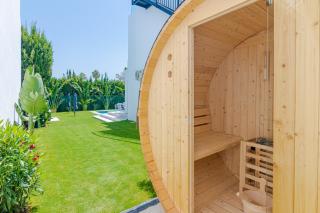 106 Private Luxury Villa, Heated Pool & Sauna - 1