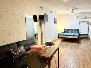 Deluxe Whitmore Studio on street parking - 9