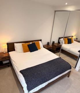 Contemporary Central Henley Apartment with Balcony - 6