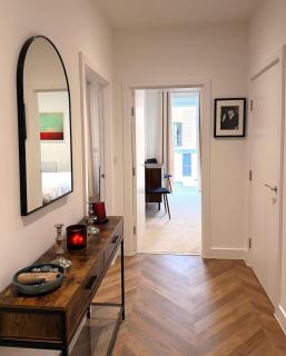 Contemporary Central Henley Apartment with Balcony - 5