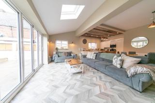 Villa Rose-Spacious Home with beautiful garden - 2