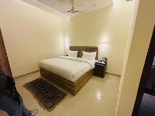 FabHotel PVS Grand - 5