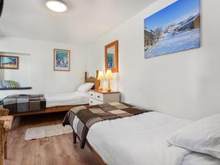 4 Bed in Hebron oc-y30097 - 1