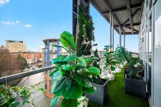 Spacious 2 Bed Apartment - Long Stays - Bedroom TV - Parking - Balcony 38W - 2