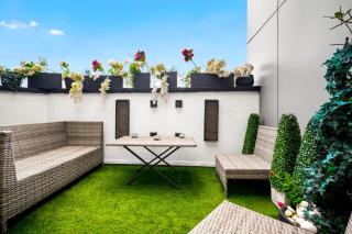 Spacious 2 Bed Apartment - Long Stays - Bedroom TV - Parking - Balcony 38W - 3