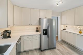 5BR Fully Fenced with 2 Living Rooms Family Ready Near Naval Base - 2