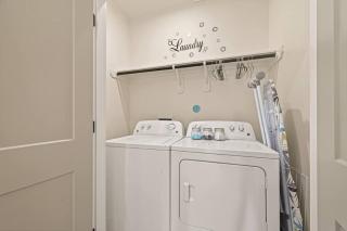 Spacious Houston 3 Bedroom Home Sleeps 10 Near Downtown and Medical Center - 2