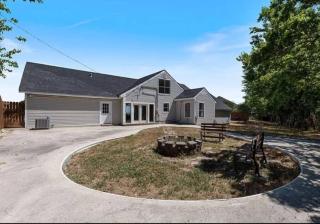 Corsicana 5 Bedroom Home Sleeps 9 Near Richland Chambers Lake and Downtown - 0