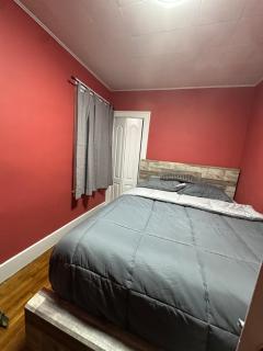 Comfortable 2 Bedroom Main Floor Apartment Downtown - 2