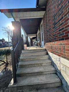 Comfortable 2 Bedroom Main Floor Apartment Downtown - 6