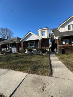 Comfortable 2 Bedroom Main Floor Apartment Downtown - 7