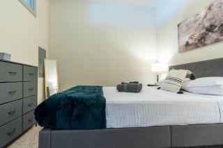 Modern 1BR Chic Retreat Pool Gym Parking - 3