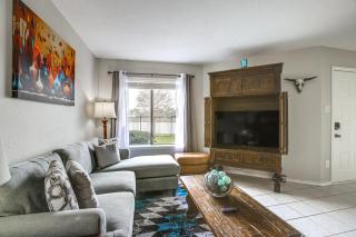 Lake-View Townhome with Pool Access in Houston Area! - 6