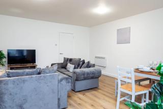 Spacious Home near Heathrow & Windsor with Parking - 2
