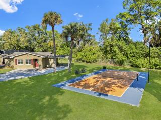 Pool Pickleball Game Room Sleeps 18 - 7