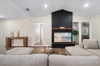 Spacious home w screened patio & EV charger - 9