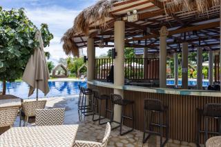 White Blooming Free use of New Town Beach Airport pick-up and drop-off reservation service - 9