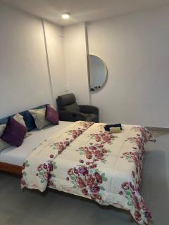 Qutub cinema loft with bathtub - 0