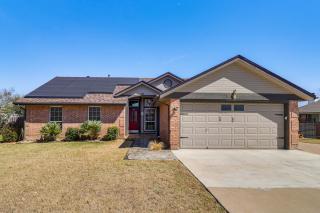 Hot Tub, Pool, and Fire Pit! Solar-Powered Hutto Gem - 8