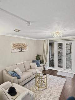 Entire home Sleeps 5 guest 5 mins fromMCR City - 5