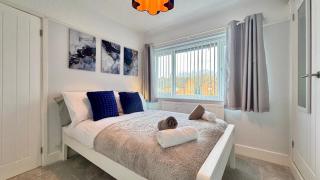 Stylish 2 Bedroom Home in Quiet Neighbourhood with 3 Beds and Free Parking - 8