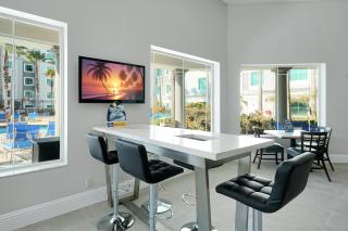 Free Shuttle to all Parks Shopping King & Queen - 2